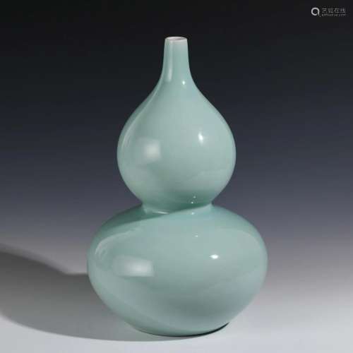 CELADON GLAZED DOUBLE GOURD VASE