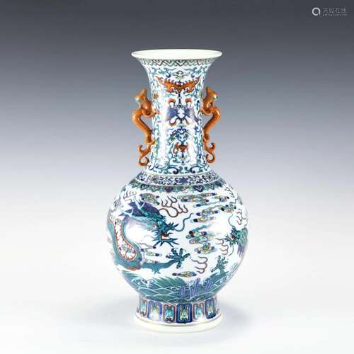 CHINESE QIANLONG DOUCAI DRAGON VASE