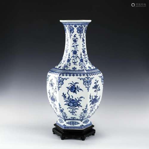 CHINESE QIANLONG BLUE & WHITE HEXAGONAL VASE