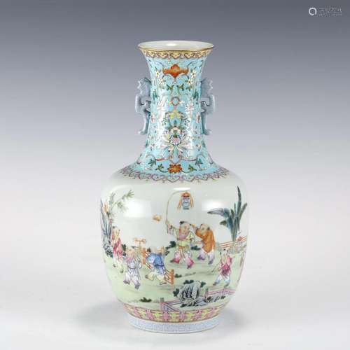 CHINESE QIANLONG FAMILLE ROSE VASE