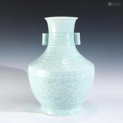 CHINESE QIANLONG BEAN CELADON-GLAZED PORCELAIN VASE