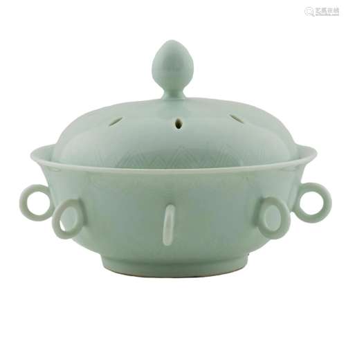 QIANLONG DOUQING CELADON LIDDED CENSER