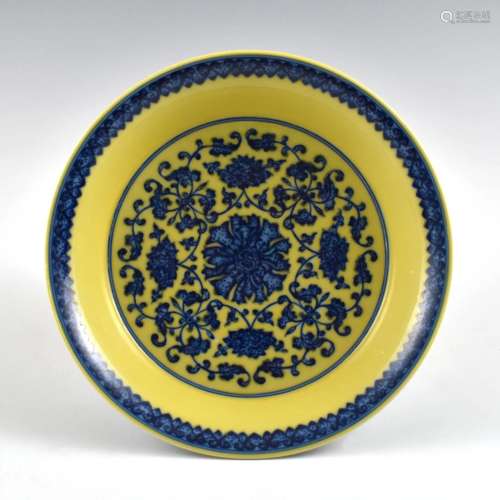 CHINESE BLUE AND YELLOW WRAPPED FLORAL PORCEAIN PLATE