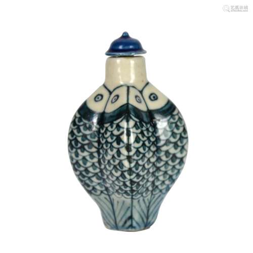 Blue and White Snuff Bottle with Quatrelobed Fish