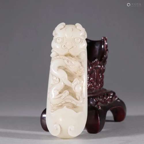 A Carved Jade Dragon Buckle