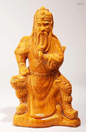 A YELLOW GLAZE PORCELAIN FIGURE OF GUANGONG.C068