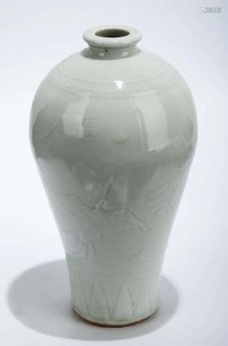 A SHUFU WARE LUANBAI (EGG WHITE GLAZE) PORCELAIN VASE