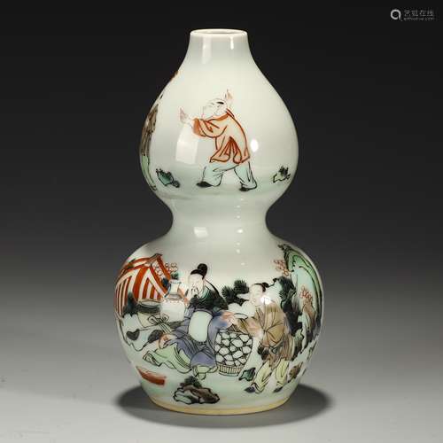 Qing Dynasty Gourd bottle with pastel figures