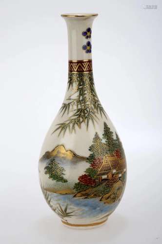 A JAPANESE GILT FAMILLE ROSE PORCELAIN VASE.C173.