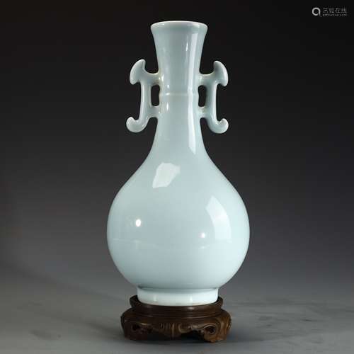 Azure glazed Ruyi amphora