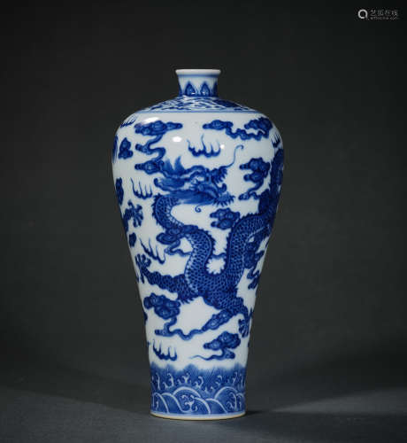 A Porcelain Dragon Pattern Porcelain Vase Bottle