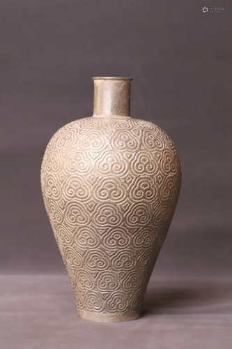 A Silver Cloud Pattern Vase Bottle