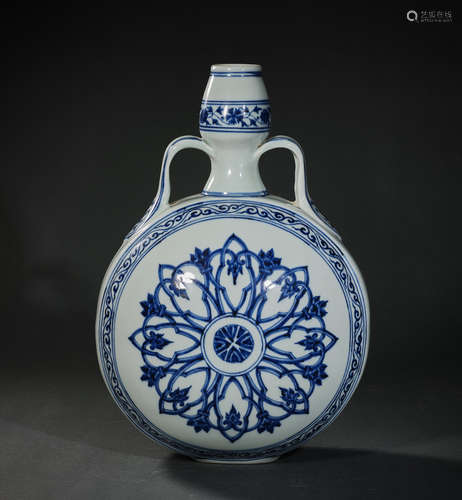 A Blue and White Flower Pattern Porcelain Vase