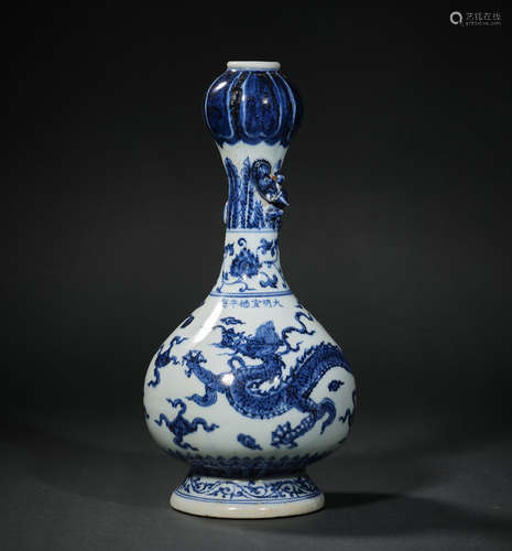 A Blue and White Dragon Pattern Porcelain Vase