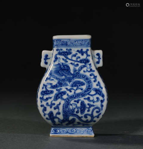 A Blue and White Dragon Pattern Porcelain Vase