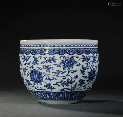 A Blue and White Flower Pattern Porcelain Tank