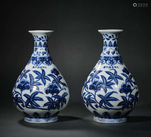 A Pair of Blue and White Flower Pattern Porcelain Vase