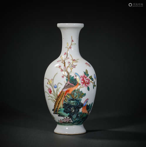 A Famille Rose Bird Pattern Porcelain Vase