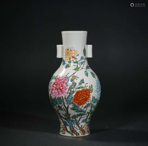 A Famille Rose Flower Pattern Porcelain Vase