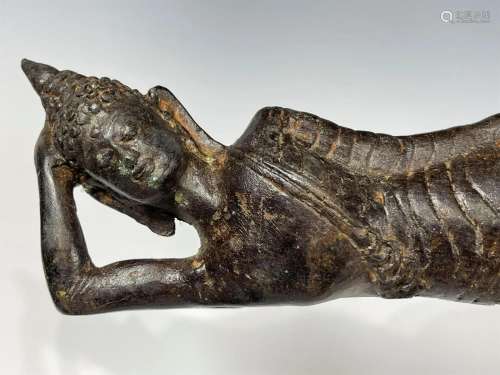 AN ANTIQUE SOUTH ASIAN CAST BRONZE RECLINING BUDDHA