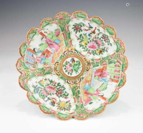 A 19TH CENTURY CHINESE ROSE MEDALLION SCALLOPED PLATE