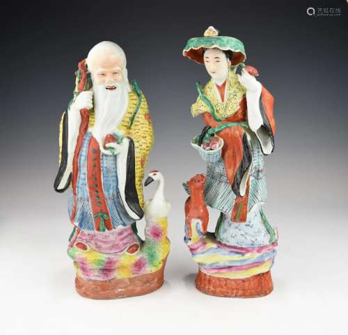 A PAIR OF 19TH CENTURY CHINESE PORCELAIN FIGURINES