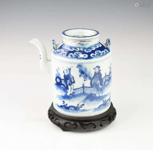 A 19TH CENTURY LARGE CHINESE BLUE AND WHITE TEAPOT