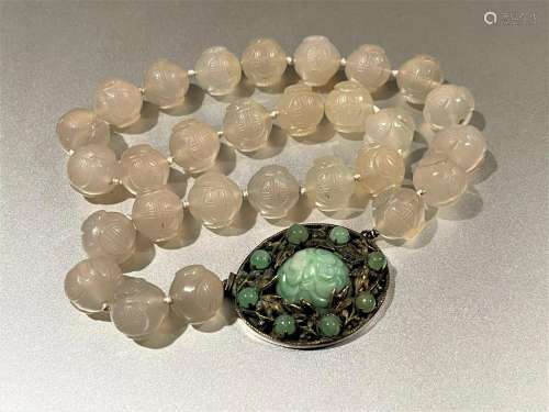 A QING DYNASTY NECKLACE WITH TWENTY-EIGHT AGATE BEADS