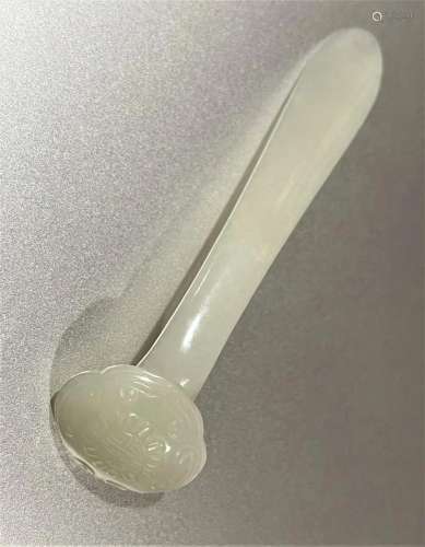 A QING DYNASTY CHINESE LIGHT CELADON JADE HAIRPIN