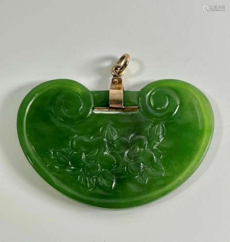 A QING DYNASTY 10K GOLD AND GREEN HETIAN JADE PENDANT
