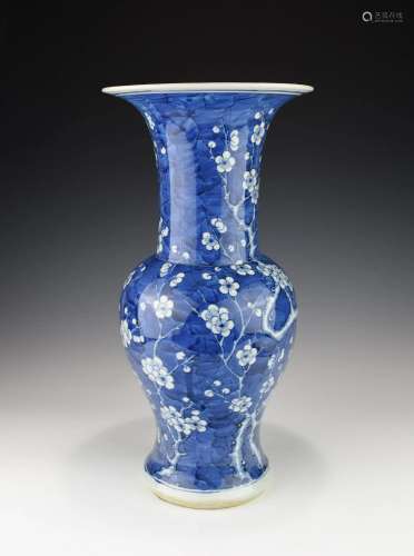 A LARGE 18TH CENTURY CHINESE BLUE AND WHITE GU VASE