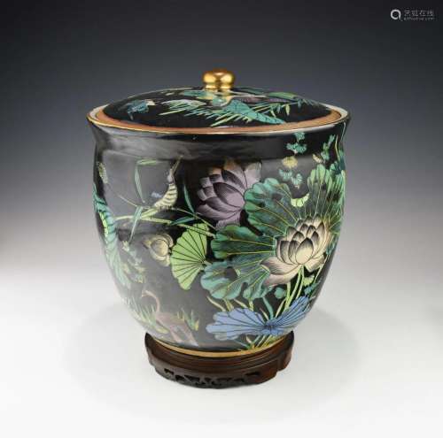 A 19TH CENTURY CHINESE FAMILLE NOIRE LIDDED JAR