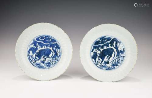 A PAIR OF CHINESE MING DYNASTY BLUE AND WHITE SHALLOW