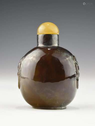 A CHINESE QING DYNASTY CHALCEDONY SNUFF BOTTLE
