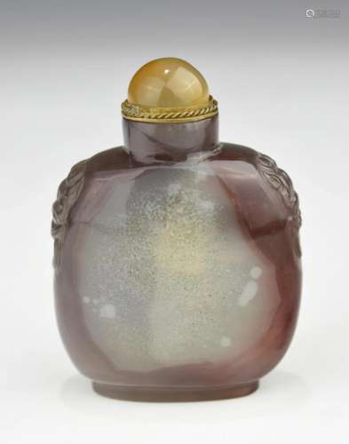 A CHINESE QING DYNASTY CHALCEDONY SNUFF BOTTLE