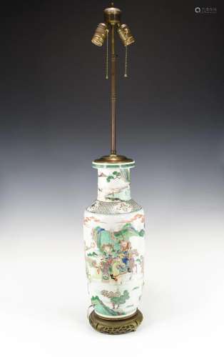 A QING DYNASTY FAMILLE ROSE ROULEAU VASE TABLE LAMP