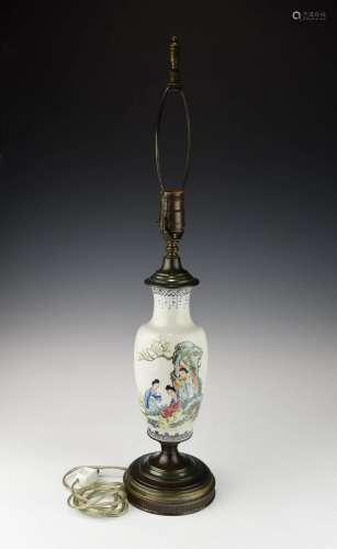 A CHINESE FAMILLE ROSE REPUBLIC PERIOD VASE TABLE LAMP