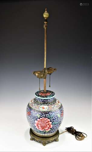 A QING DYNASTY FAMILLE ROSE LIDDED JAR TABLE LAMP
