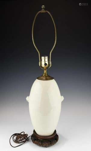 A CHINESE QING DYNASTY BLANC DE CHINE VASE TABLE LAMP