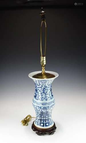 A QING DYNASTY BLUE AND WHITE GU VASE TABLE LAMP