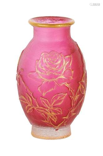 DAUM
Vase rouge à décor de roses dorées 
Signé au fond
7 x 8...