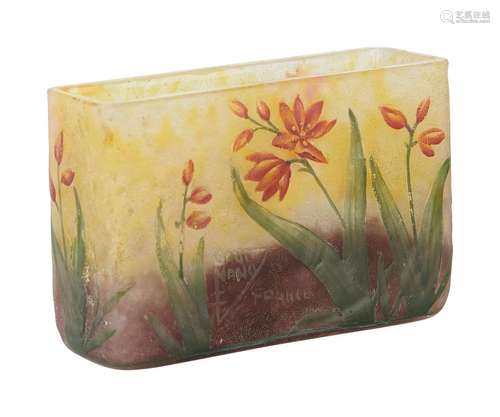 DAUM
Vase rectangulaire aplati, des grappes de fleurs rouge-...