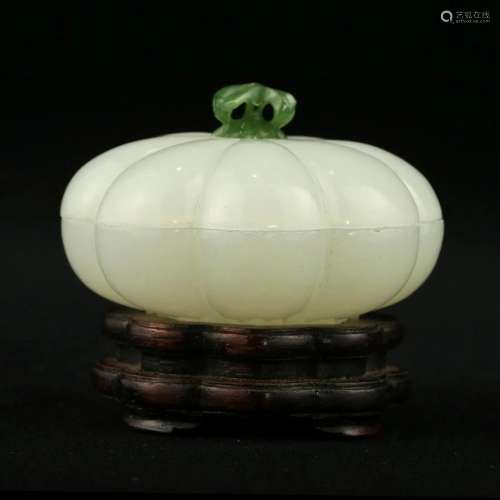 A WHITE JADE 'PUMPKIN' BOX AND COVER