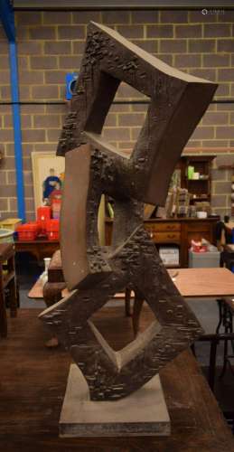 A VERY LARGE CONTEMPORARY BRONZE ABSTRACT SCULPTURE. 103 cm ...