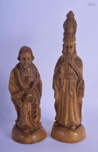 A RARE PAIR OF EARLY 20TH CENTURY CONTINENTAL CARVED WOOD FI...