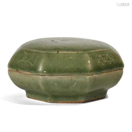 A LONGQUAN CELADON BOX WITH COVER