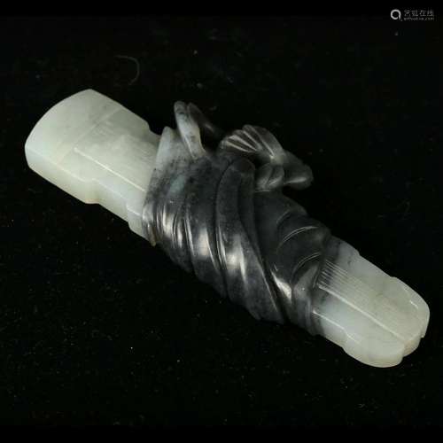 A WHITE AND BLACK JADE CARVING