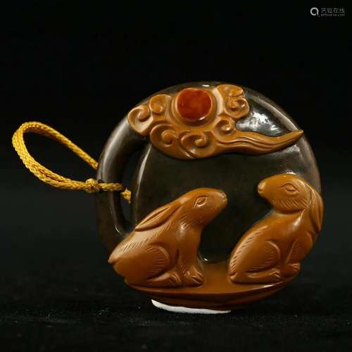 AN AGATE 'RABBITS' PENDANT