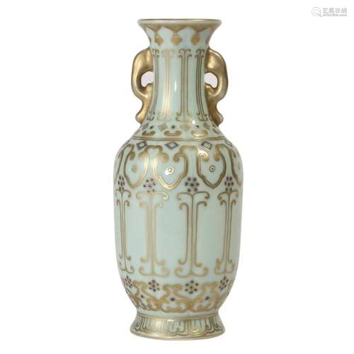 A FAMILLE-ROSE GOLD-PAINTED VASE