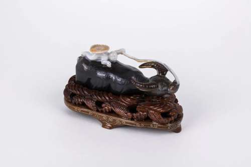 QING DYNASTY THREE-COLOR AGATE CATTLE PAPERWEIGHT
